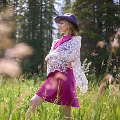 lolaireicapes's profile picture. Artist  • Vegetarian • Peacemaker • Lgbtq/Womens/Human/Equal rights advocate 🌻
