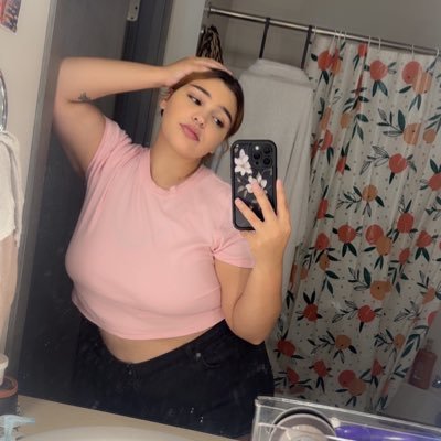 tyra_armadillo's profile picture. can't believe I still have this. add me on snap @tyrannosaurus12 or on insta @pookiepeach69 ✌🏼🫰🏻