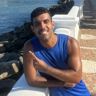 Retwetando memes duvidosos e as vezes digitando algo.