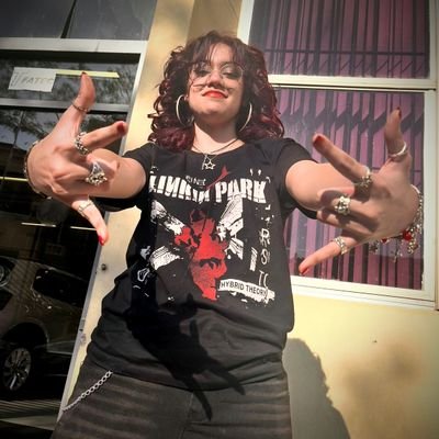 apenas uma garota desequilibrada mentalmente que é apaixonada por rock/metal de pai divorciado e q tem um humor questionável
⛤•.°•.•.°•.•.•°•.•