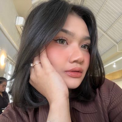 a sleepyhead who falls in love with words a bit too much.