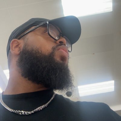 Anime. Sports. Horror 🐉🏈🏒🥊👹 Woke up handsome yet again, damn it 🧔🏾♂️