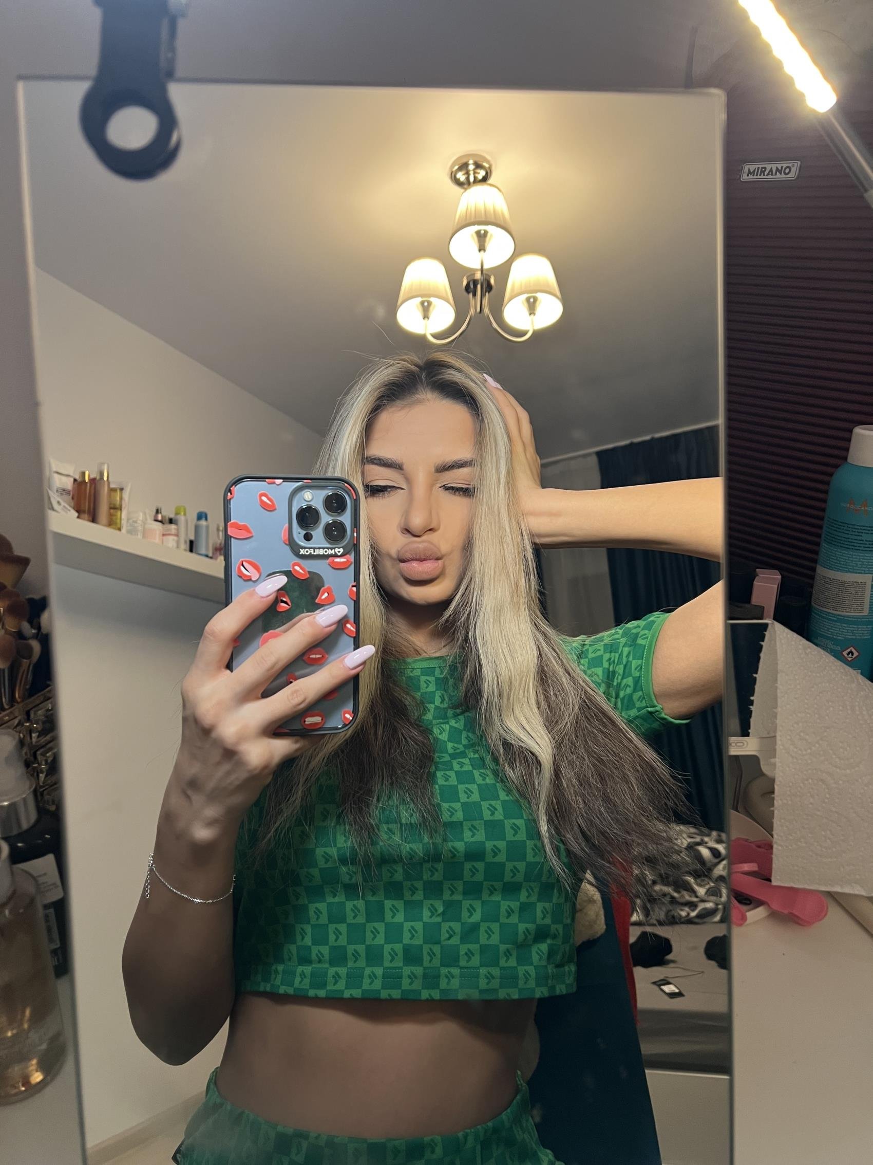 heyy ! This is my back-up acc, hmu on @AnaPrettyhot to talk ! I promise I'm talkative