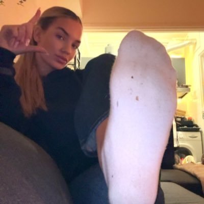 Goddess L // FINDOM/FEMDOM BRATT &A //Money Magnet //I own minds & wallets // Pay to exist in my world //DMs? Tribute first. NO TRIBUTE NO TALK