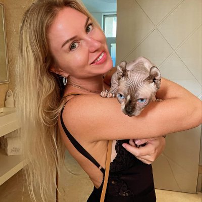 emma_pinckney4's profile picture. Smiles, sarcasm, and a little glitter