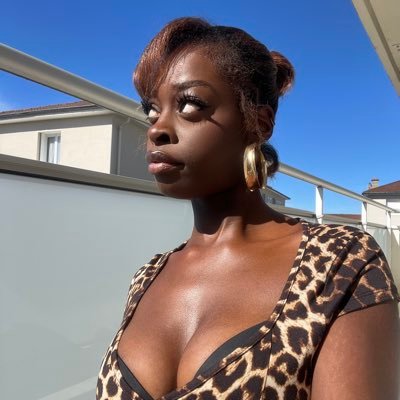 Medium ✧ Model • ivoirian congolese witchy princess🧜🏾♀️ • spiritualité & saveurs • 🔮 tirage privé disponible (lien en bio)