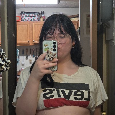 elleinacell's profile picture. (she/they) pet cat, eat hot chip, play halo