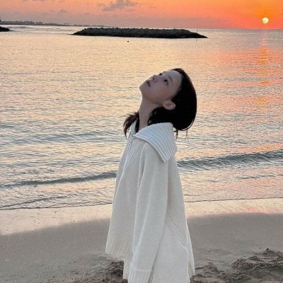 𓏲₊ sitting with the ocean, letting the sunset stitch my silence 🌊