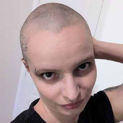 Votre vendeuse JV préférée / dévoreuse de jeux indés / Maman de Sif le Tout'Ours / la punk à chien des mascu