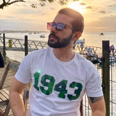 Goiano, esmeraldino, madridista, odiando idolatria a político e servindo a vida e obra de Cristiano Ronaldo.