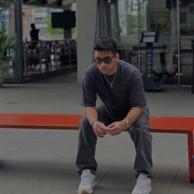 Mojik21's profile picture. Trabaja en silencio y deja que tu éxito haga todo el ruido.