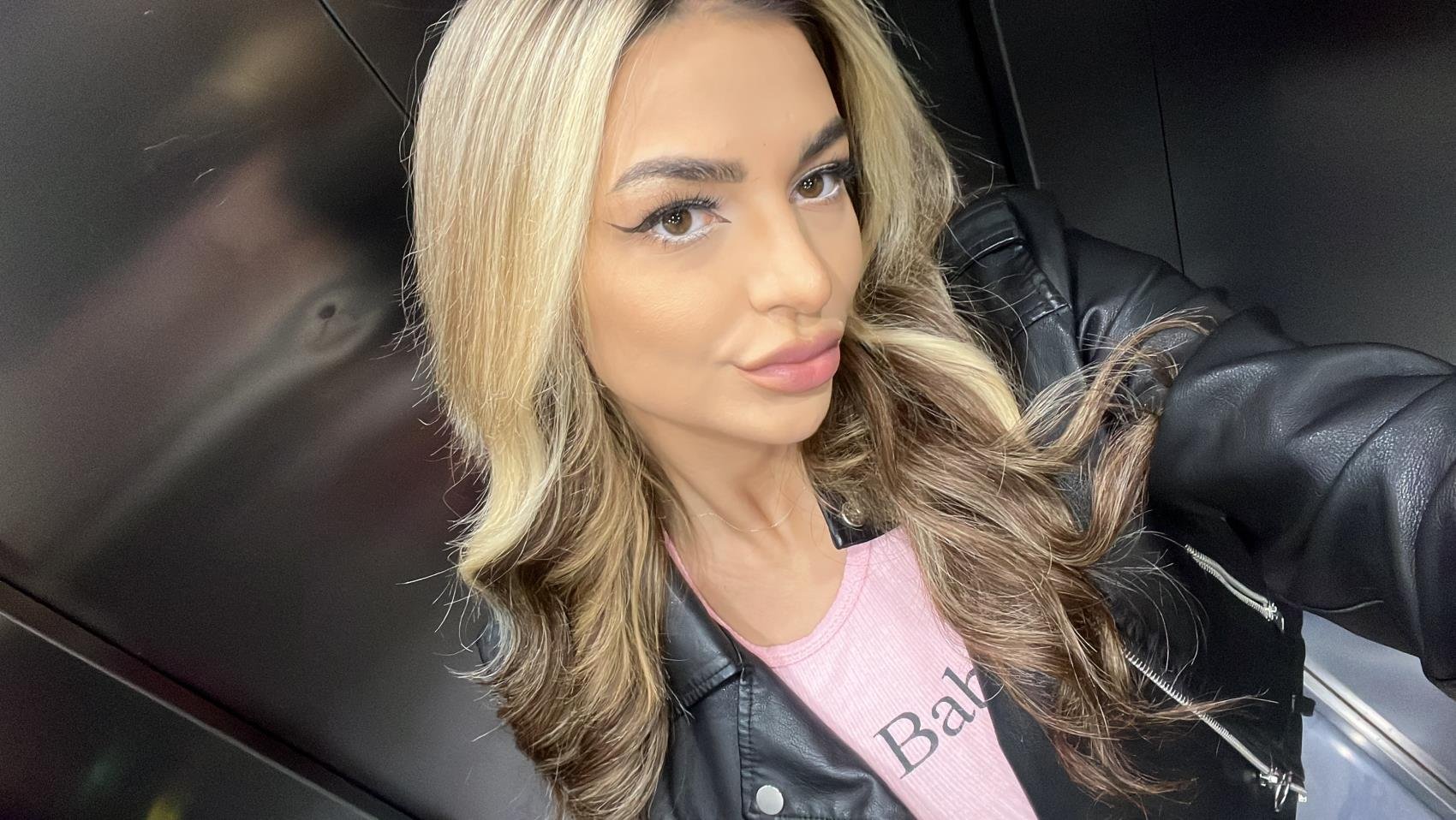 Danila1854119's profile picture. hi ! This is my other account, hit me up on on @Anabubblesz to talk ! I promise I'm super-friendly