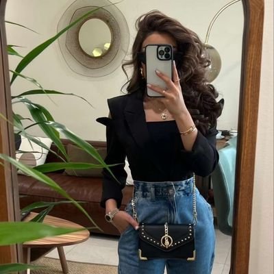 Tüm varlığın başı sevgiymiş.
Az sevmeyin,
Çok da sevmeyin ama
Yormadan kırmadan
Güzel sevin yeter..
Bir gün değil,
Her gün sevin.🫂
💙KOVA💙BURCU💙KADINI💙