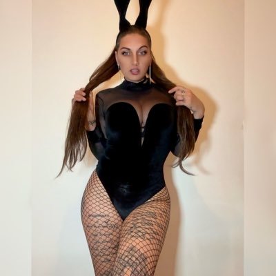 Veebeeofficial's profile picture. You’re latest obsession 💗 UK📍Taurus ♉️ 11:11 ✨ Internationally Published 🌎 @lovehoney 😍 @theangelzempire 🖤