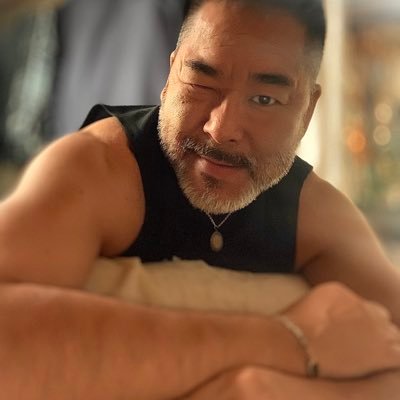 画家。何かを作っていると幸せな人。r&b、Bali、動植物、無垢材床、漆喰壁、アーチ、映画、旅、低音声、髭、カッコイイ男等が好きな人です。