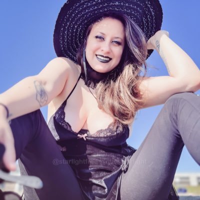 Ohmissstarlight's profile picture. I’m just a glamorous clown, turning your frown upside down 🤡💋🖤