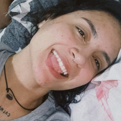 fã de anavitória, lésbica e escritora (nessa ordem)