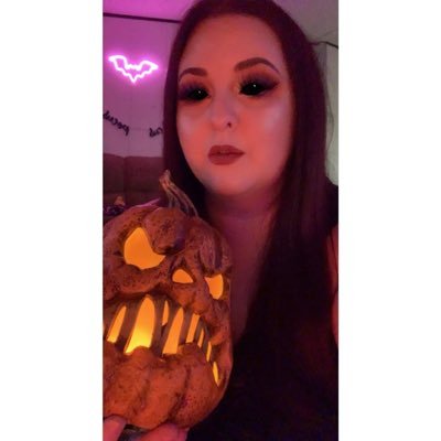 ⛓️🪚🩸🔪 Lover of horror, Halloween and all things spooky 👻 Your local, southern elder goth 🖤 makeup artist 🎨 💍 15 years 🚫 No DMs 18 +!! NSFW 😘