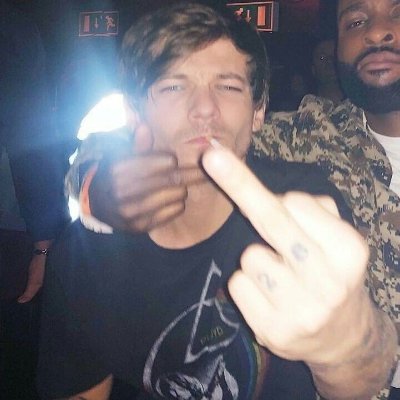 whosdqf's profile picture. Viendo Modern Family con los larrys