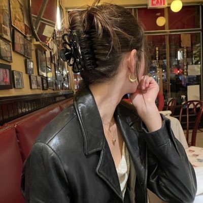 ⠀⠀⠀Usuario no disponible para romances, en excepción de solo leerlos. ——— Soy hija del polvo cósmico de medianoche, en donde mi alma no existe.