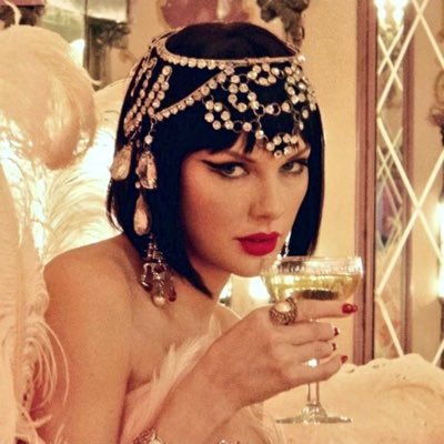 Rep girly /Evermore is my favorite sister/ Debut is gold/ The prophecy Stan Speak now tv stan💜Black Swiftie 🖤/ Red TV Stan/ Midnights girly 💙/ TTPD Stan 🤍⌨️