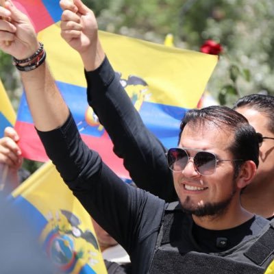 Ministro de Inclusión económica y social; Defensor de DDHH. El que no vive para servir, no sirve para vivir.