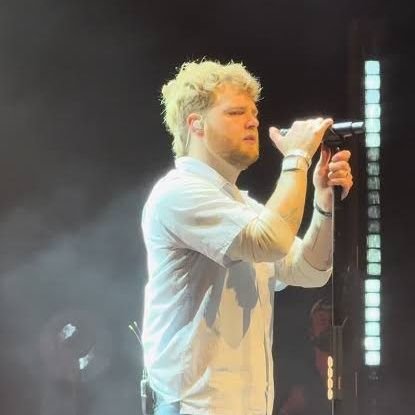 I created this account to chat with my fans and post my personal video and picture if you are fans and you don't know anything about me you are free to ask🎙️