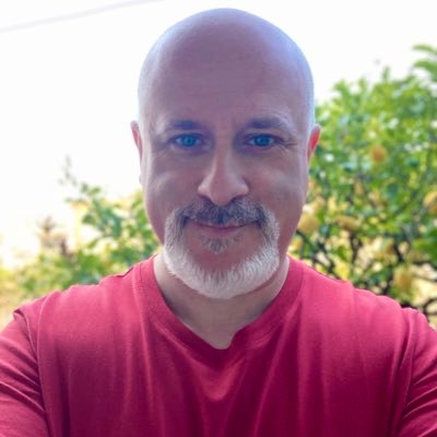 La musica è il mio mondo, adoro l’arte,la cucina e viaggiare…comunicativo, empatico e rispettoso