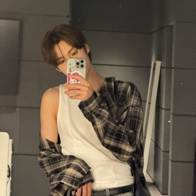 4yuje's profile picture. abin . . oyu . . yoje . .