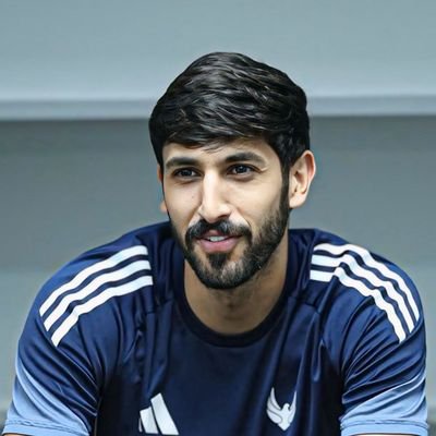 قَد أَرَتْكَ الدَّمُوعُ، يَوْمَ تَوَلَّتْ
ظُعُنُ الحَي، مَا وَرَاءَ الدَّمُوعِ
عَبَرَاتٌ مِلْءُ الجُفُونِ، مَرَتها حُرَةٌ فِي الْفُؤَادِ مِلْءُ الضَّلُوعِ