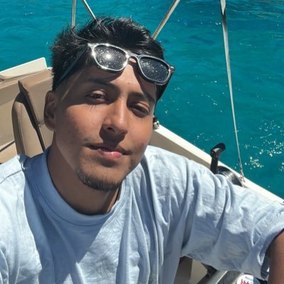 _bladimir23's profile picture. Duermo poco y amo el encebollado !! Intentando programar “hola mundo”.