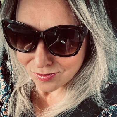 Big fan of fun, kindness, nature, books, wine, vibes and pranks…Random..🌪️📚🎶❤️🍷🤗. Xxx