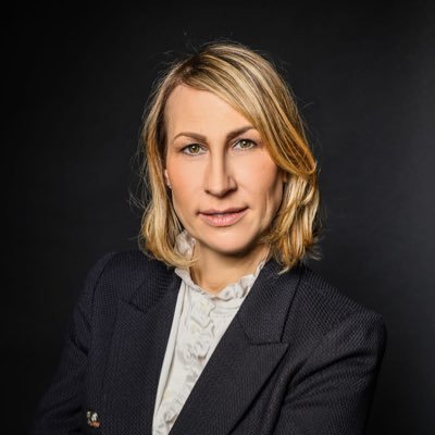 Ehefrau, Mutter, Patriotin. Rechtsanwältin. Bundestagsabgeordnete. Liebt ihr deutsches Vaterland. Ist der Wahrhaftigkeit verpflichtet.