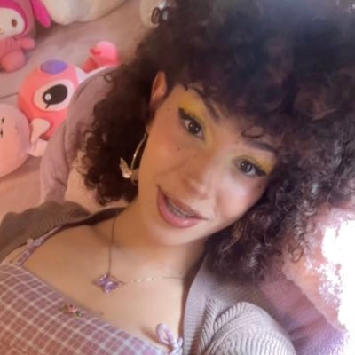 YES I HAVE ONE 🌶️🌝 Posting here some makeup and outfit looks 🌺 Trans latina 🌺 I’m just a minion trapped in a woman’s body 🧍♀️