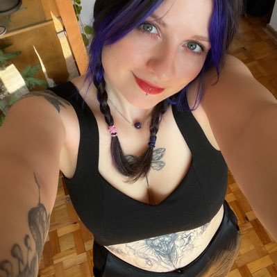 Ich bin eine wunderschöne👸🐦‍🔥 deutsche 🇩🇪Domina und suche einen unterwürfigen Mann, der mir zu meinen göttlichen Füßen dienen kann. Angebot💶🧎🧎‍♀️🧎‍♂️