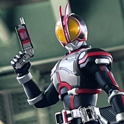 主に仮面ライダーのフィギュアを撮影/編集/投稿しています。使用機種:iPhone15ProMax 自主タグ:#TΩMO写 #関節は消し隠すもの #児童書風オモ写 よろしくお願いします🙇