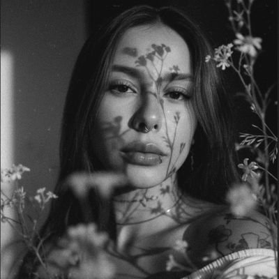 Soy hija de mí misma. De mi sueño nací. Mi sueño me sostiene.
(Obicuo)