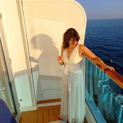 Figlia di una terra aspra ma generosa
Figlia di un maestrale che ti accarezza l'anima e il cuore
Figlia di errori
di amori irrisolti
di passioni veementi.
Io.
