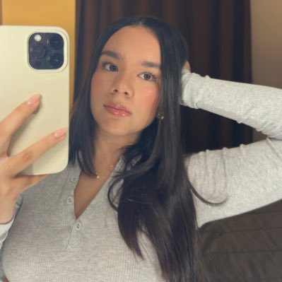 adriianaval's profile picture. 