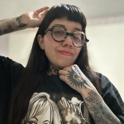 Escritora: Perras de Reserva y Medea me cantó un corrido. Trabajo en @helpmorras. Soy música de barrio suena en la bocina y pongan post-punk ruso.