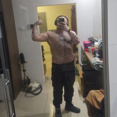 tudo q talvez vc queria saber:
Pai,machoneiro,nerd,casado mas n mono tbm,vivo a base de bomba e tesão
bjs