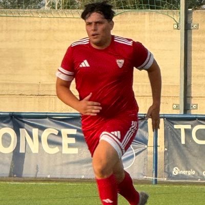 Actualmente Jugador del Sevilla FC. Técnico Superior en Acondicionamiento Físico (TSAF).