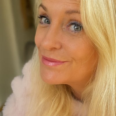 Lizette_DK's profile picture. 💚Author ✍️ Journey into consciousness & science./😌”Smile, and the world smiles with you”