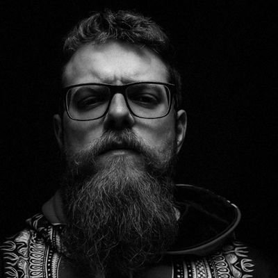 Intelectual, filósofo, erudito, nilista, egocêntrico, arrogante, otário, vociferador, idiota e também exaustivamente ocioso. @miseraveisac✊