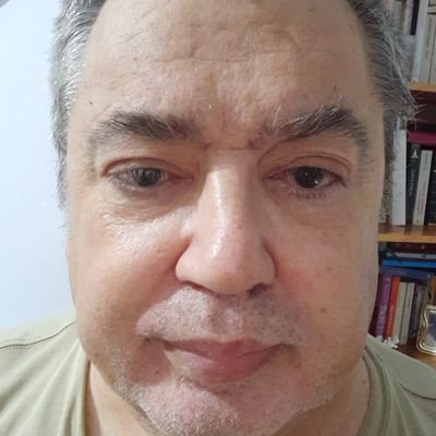 Nací en Barcelona, enamorado de la ciudad aún estoy aquí, y estudié en la UAB, llegando a ser máster en psicología de la coginición y la comunicación.