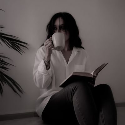 carolbuhoo's profile picture. Me gustan las mujeres bonitas, pero más las psicópatas, las artistas engreídas de personalidad hiriente 🍃 #kindle