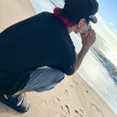 よく喋る死人 滅多に家から出ずアニメばかりみている B-BOY,DJ 双極性,統合失調症,腰にボルト6本の手術で早期リタイア 好きなこと続けてます ありがとう彼岸から見てるよ