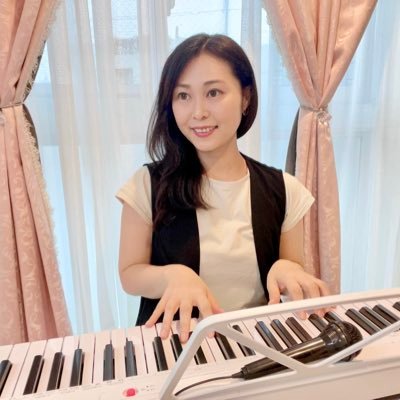 VADAH_voicest's profile picture. ❮頭・心・体を整えて自信のある声を手に入れる❯ がコンセプトのヨガを取り入れて身体作りから行うボイストレーニング・トレーナー養成スタジオVADAH（ヴァーダ）ボイススタジオ代表 💎出したいと思う声が出せるようになる仕組みを分かりやすく解説✨ 💎豊かなボイストレーナーを養成👩‍🎓