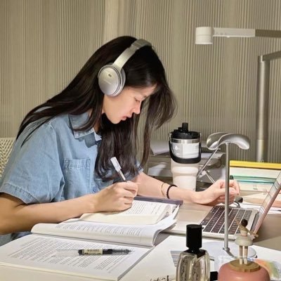 notesrandommita's profile picture. random notes & big dreams 📝 manifesting ITB with late night grind 🌙