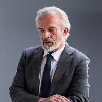I am Professor Smith, a former senior analyst on Wall Street with 25 years of investment experience, and have been dedicated to stock analysis.